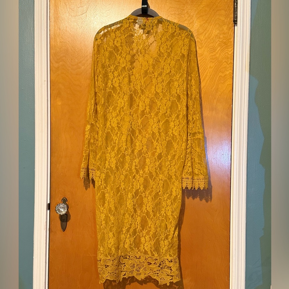 Poly & Esther Lace Duster - Picture 2 of 4